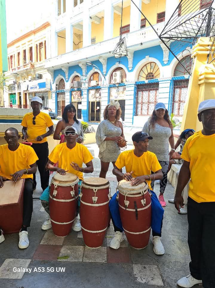 presentacion-de-la-agrupacion-folclorica-folkloyumas