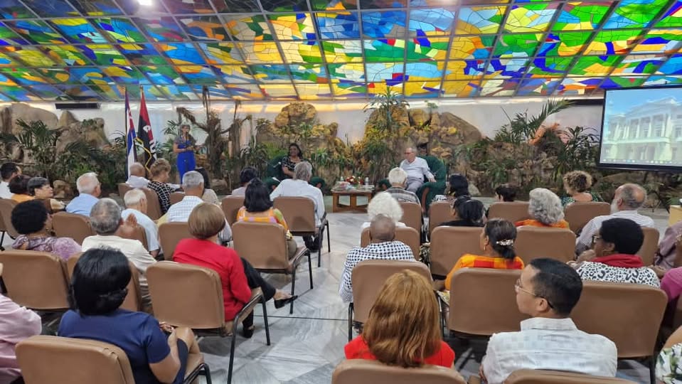 presentacion-del-libro-de-la-estirpe-de-mariana-y-el-cuaderno-maceista