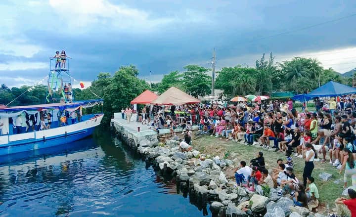 musica-grabada-y-ofertas-gastronomicas-en-el-malecon-pinero